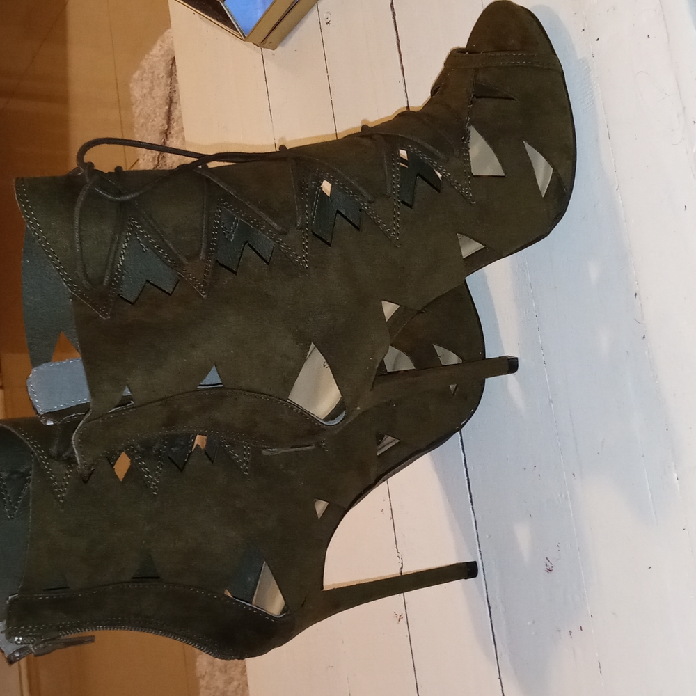 Shoes - Picture 3 of 4